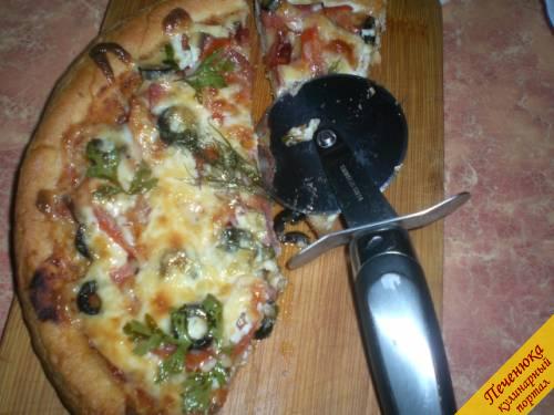 8) Готовую пиццу порезать на порционные кусочки.