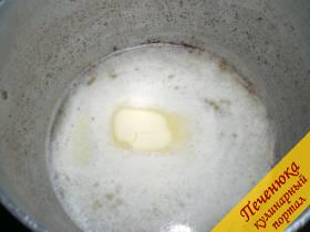 2) В алюминиевой посуде растопить на водяной бане маргарин.