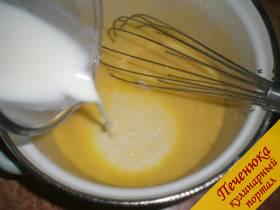 4) Пришло время добавить растопленный маргарин. Перемешать, влить кефир или кислое молоко и снова взбить массу венчиком.