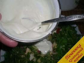 6) Салат выкладывается на тарелку по окружности. В центр необходимо выложить соус.