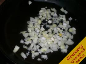 2) Пока мясо остывает, следует приготовить основную заправку солянки. Для этого сначала обжарить до прозрачности на смазанной растительным маслом сковороде мелко порезанный лук, после добавить к луку мелко тертую морковку и потомить 2-3 минуты.