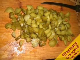 3) Мелко порезать огурцы. Обычно на солянку маринованные огурцы режутся длинными полосками, мне нравится – полукружками. Отправить огурчики к жарящимся луку и моркови. Сковороду накрыть крышкой и потушить около 2 минут на среднем огне. Остается в заправку для будущей солянки добавить соус томатный, все хорошенько перемешать и, продолжая помешивать, подержать на огне около 1,5 минут.
