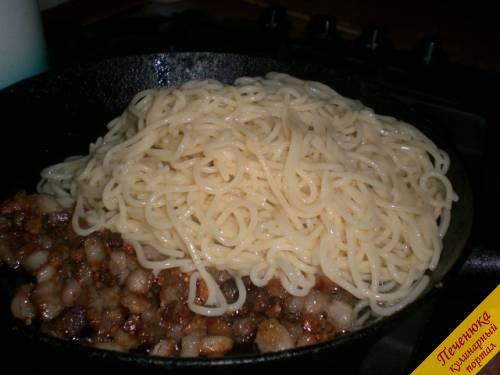 8) Готовые и промытые спагетти соединить с поджаренными на сковороде беконом и чесноком. Перемешать и потушить около 1 минуты.