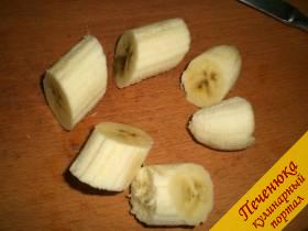 3) Бананы очистить от кожуры, порезать, а после измельчить также, как и клубнику.