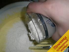 3) Всыпать муку тонкой струйкой и параллельно перемешивать массу, чтобы не образовывались комки. Отдельно растопить на водяной бане маргарин. Влить его в тесто для кексов.