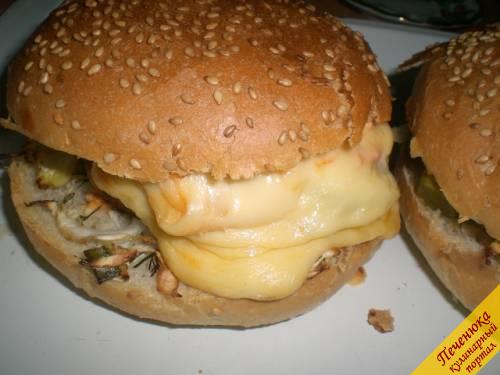 9) Сверху чизбургер накрывается второй половинкой булочки. Далее необходимо его отправит либо в духовку, либо в микроволновую печь, чтобы чизбургер стал теплым, а сыр – расплавился.