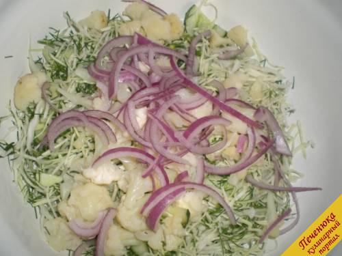 5) Последний ингредиент салата – лук репчатый. Он режется очень тонкими полукольцами.