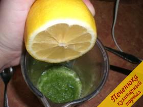 4) Огуречное пюре соединить со свежим только выжатым соком лимона. Перемешать ложкой.