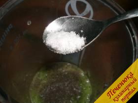 5) В будущий коктейль добавить черный молотый перец, щепотку соли и строго по пропорции сахарной пудры.