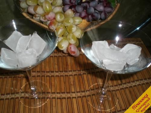 8) В бокалы для напитка положить лед.