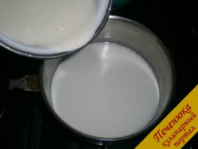 3) Накипятить молоко. Лучше это делать в железной посуде. Во время того, как будет нагреваться молоко, в него следует вбросить щепотку соды (эта процедура не позволит молоку подгореть или обзавестись неприятным запахом, который может возникнуть в процессе приготовления крема). В хорошо кипящее молоко тонкой струйкой влить яичную массу, а при помощи ложки – замешивать.
