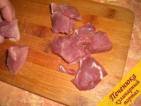 1) Свинину порезать кубиками среднего размера. Притрусить мясо немного солью, перемешать.
