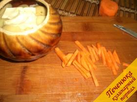 5) Морковь очистить. Порезать соломкой. Морковью также выкладывается слой.