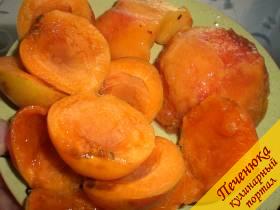 3) С персика снять шкурку, вынуть косточку. Также помыть абрикосы и вынуть косточки из них.