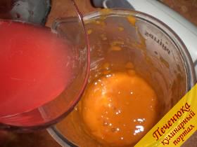 6) Соединить абрикосово-персиковое пюре с процеженным соком арбуза, перемешать.
