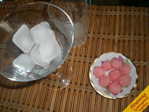 8) В охлажденные бокалы положить лед.