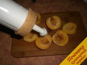 4) Белковой массой наполнить кондитерский шприц и с его помощью на каждую половинку абрикосы выложить белковую массу.