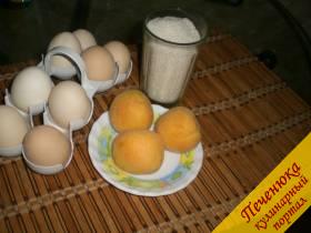Яичные белки (3 штуки), сахар-песок (1 стакан), абрикосы, орехи (по желанию)