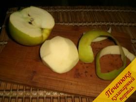 3) С яблока также срезать кожуру, вынуть сердцевину.