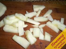 4) Порезать яблоко брусками. Сбрызнуть его лимоном, чтобы плод не потерял свой первоначальный красивый цвет и не потемнел со временем в салате.