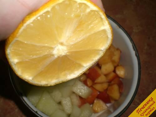 7) Остается лишь заправить фруктовый салат с дыней. Вариантов заправки – предлагаю два. Первый вариант– сбрызнуть лимоном. Он подойдет для тех, кто следит за фигурой и четко подсчитывает съеденные за день калории.