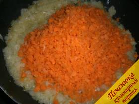 1) На сковороду, предварительно разогретую и смазанную щедро растительным маслом, кладется лук. Его необходимо обжарить до прозрачности. Далее к луку добавляется измельченная морковь. Тереть ее на терку – не годится. Морковь для маринада предварительно измельчается при помощи мясорубки.