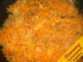 2) Оставить лук и морковь потушиться под закрытой крышкой на умеренном огне 5-7 минут. После посолить, добавить специи (любые по вкусу), молотые перцы (также регулировать количество, опираясь на вкусы), кориандр в зернах (не измельченный).
