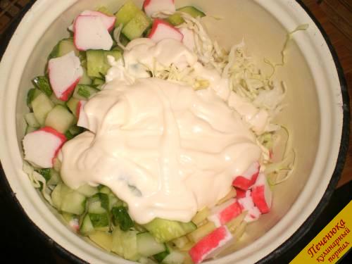 6) Залить майонезом и очень хорошо перемешать. Салат переложить в салатник и после можно подавать его к столу.