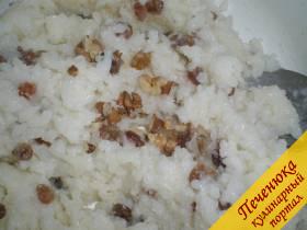 6) Добавить в рис разбухший в воде изюм, измельченные грецкие орехи. Перемешать.