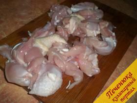 1) Куриное мясо порезать небольшими кусочками. Если следовать подлинному рецепту, то шкурку куриную следует с птицы снимать. Чахохбили готовится из куриной грудки. Я же это правило опускаю и готовлю чахохбили из курицы, не снимая шкуру. Сначала следует слегка обжарить курицу на сухой сковороде. Обжаривается птица около 15 минут.