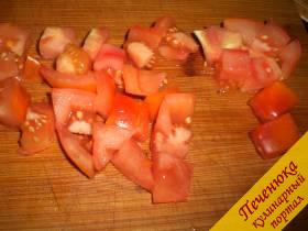 2) Также крупно режется помидор. Важно, чтобы помидорные кубики не истекли соком. Поэтому рекомендую для нарезки использовать нож с острым и тонким лезвием.