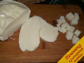 5) Адыгейский сыр в этом салате не заменим никаким другим. Именно его нужно использовать. Режется сыр также кубиками средней величины.