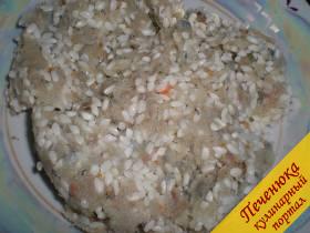 1) В рыбный фарш добавить рис, лук, измельченный также при помощи мясорубки. Также сюда следует вбить яйцо и посолить. Перемешать до однородности.