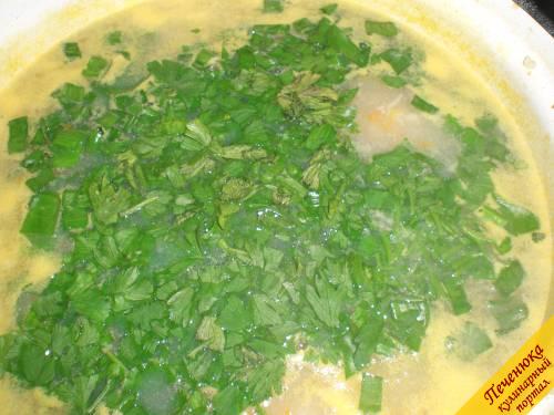 5) В кастрюле накипятить воду. Как только вода закипит, добавляются ингредиенты в следующем порядке: картофель, лук, фрикадельки, морковь. Огонь должен быть небольшим, чтобы фрикадельки не разварились. И, конечно, в этот суп следует добавить как можно больше зелени. Очень вкусно получится, если добавить петрушку, тархун и зеленый лук. После добавления зелени суп еще варится около 1 минуты, не более. После его можно разлить по тарелкам.
