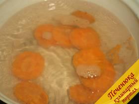 2) Все ингредиенты варятся достаточно быстро. Все кроме моркови. Поэтому морковь необходимо отправить вариться в закипевшую воду первой и отварить ее до полуготовности.