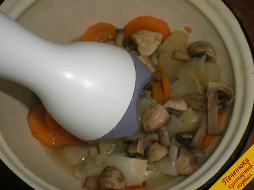 4) При помощи блендера измельчить все ингредиенты супа. После, постепенно подливая бульон, взбить до однородной массы.