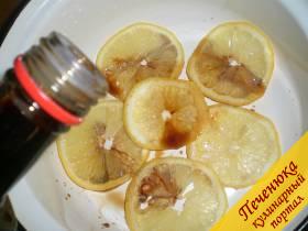 2) Сбрызнуть лимонные кружки соевым соусом и оставить на 10 минут в морозильную камеру.