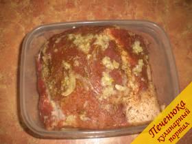 3) Положить свинину в глубокую емкость и отправить в холодильник мариноваться на 2 часа. 