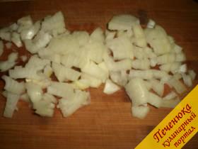2) Почистить лук и порезать его мелко. Отправить вариться к картофелю. 
