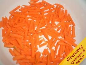 3) Пришел черед моркови. Для этого супа я рекомендую порезать ее тонкими полосками, а не тереть на терке. Морковка добавит красочности в бульон, сделав его более аппетитным и красивым.  
