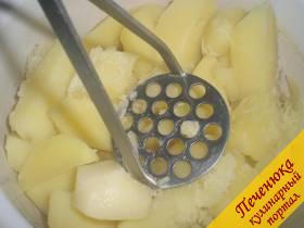 2) Почистить картофель. Отварить его в малом количестве воды (чтобы едва покрыла овощ) до готовности. Как только картофель сварится, сразу же слить всю воду, в которой он варился, и быстренько потолочь. 