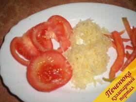 5) Параллельно с жаркой мяса необходимо подготовить овощи. Сладкий перец нарезать соломкой, потереть на терке твердый сыр, порезать тонкими колечками помидор.