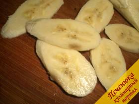 3) Овальными колечками нарезаем банан.