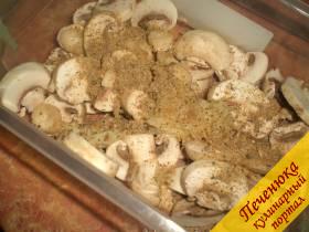 3) Далее я добавила сборную грибную приправу. Она усилит грибной вкус, сделает его более насыщенным. Если вы добавляете сборную приправу без соли, то, конечно, грибы еще нужно посолить по вкусу. Оставить мариноваться на 1,5 часа. 