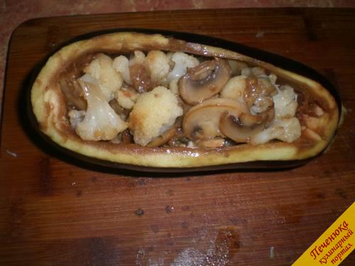 4) Переложить приготовленную начинку в лодочку из баклажана. Баклажан с внутренней стороны проткнуть в нескольких местах зубочисткой (не насквозь, а слегка). Это поможет овощу быстро приготовиться.