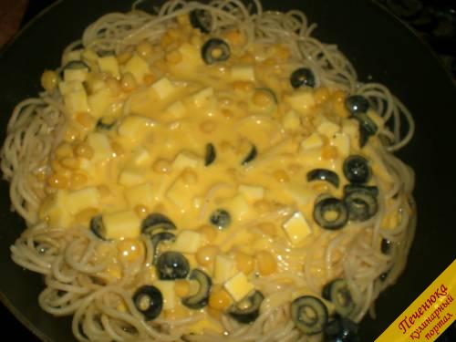 6) На сковороду (немного смазать сливочным маслом) выложить спагетти и сразу залить приготовленной заливкой. Также сразу перемешать и, накрыв крышкой, готовить около 2 минут. 