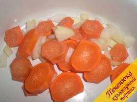 2) Крупными колечками порезать морковку. Репчатый лук нарезать кубиками средней величины.