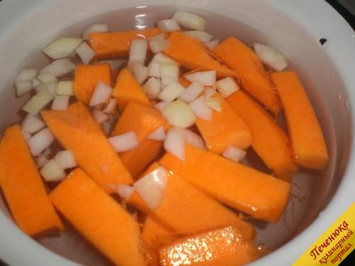 3) Отправить лук с морковью в кастрюльку через 3 минуты после добавления тыквы. Варить до полуготовности.