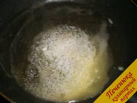 5) Параллельно с отбивными готовим грибной гарнир. На сковороду выложить сливочное масло и растопить его на маленьком огне. 