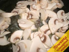 6) Порезать шампиньоны пластинами. Выложить грибы на жаровню и готовить под крышкой минут 5. Посолить.